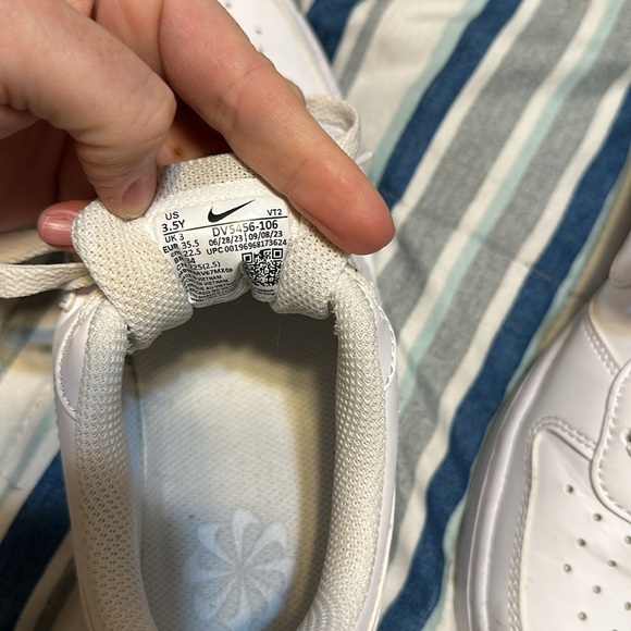 Nike - Picture 3 of 5